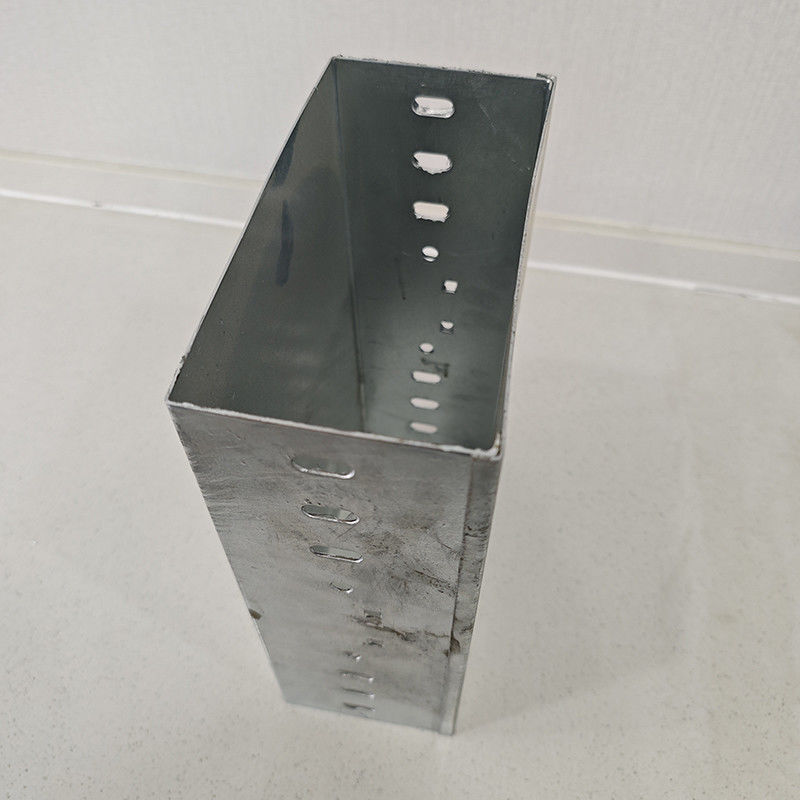 En el interior de la caja de cable tipo fondo sólido con longitud personalizada y acabado galvanizado