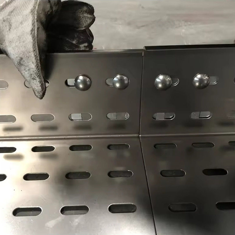 En el interior y en el exterior, bandeja de cable galvanizado con ventilación o ranura de perforación