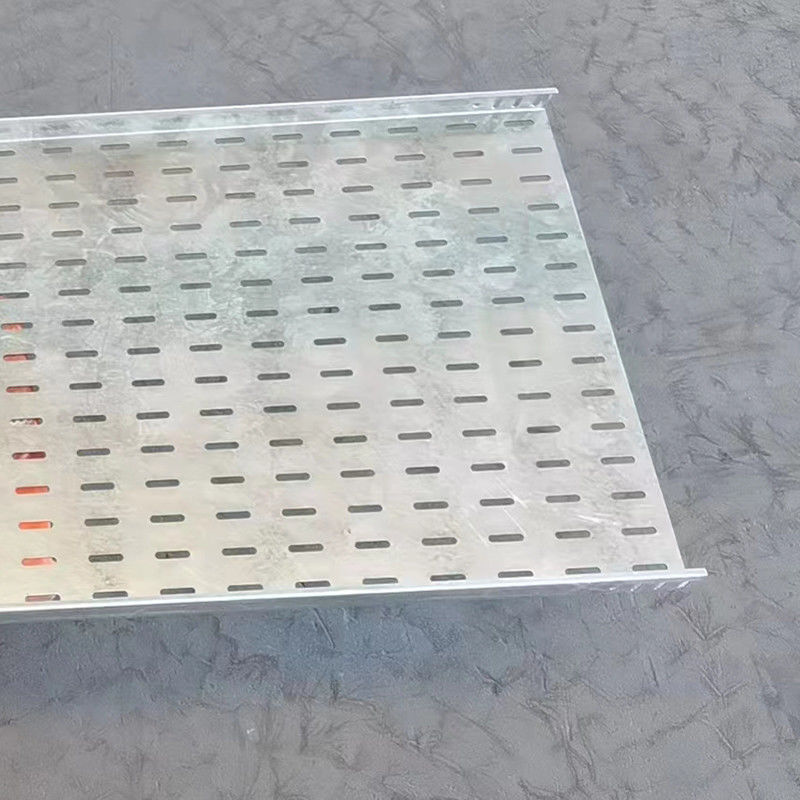En el interior y en el exterior, bandeja de cable galvanizado con ventilación o ranura de perforación