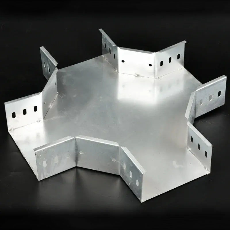 Accesorios rectangulares para bandejas de cables de acero con resistencia a la corrosión y acabado galvanizado